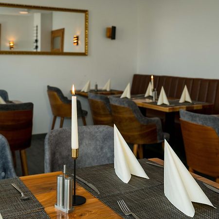 Roca Restaurant Und Hotel Bommersheim Bagian luar foto
