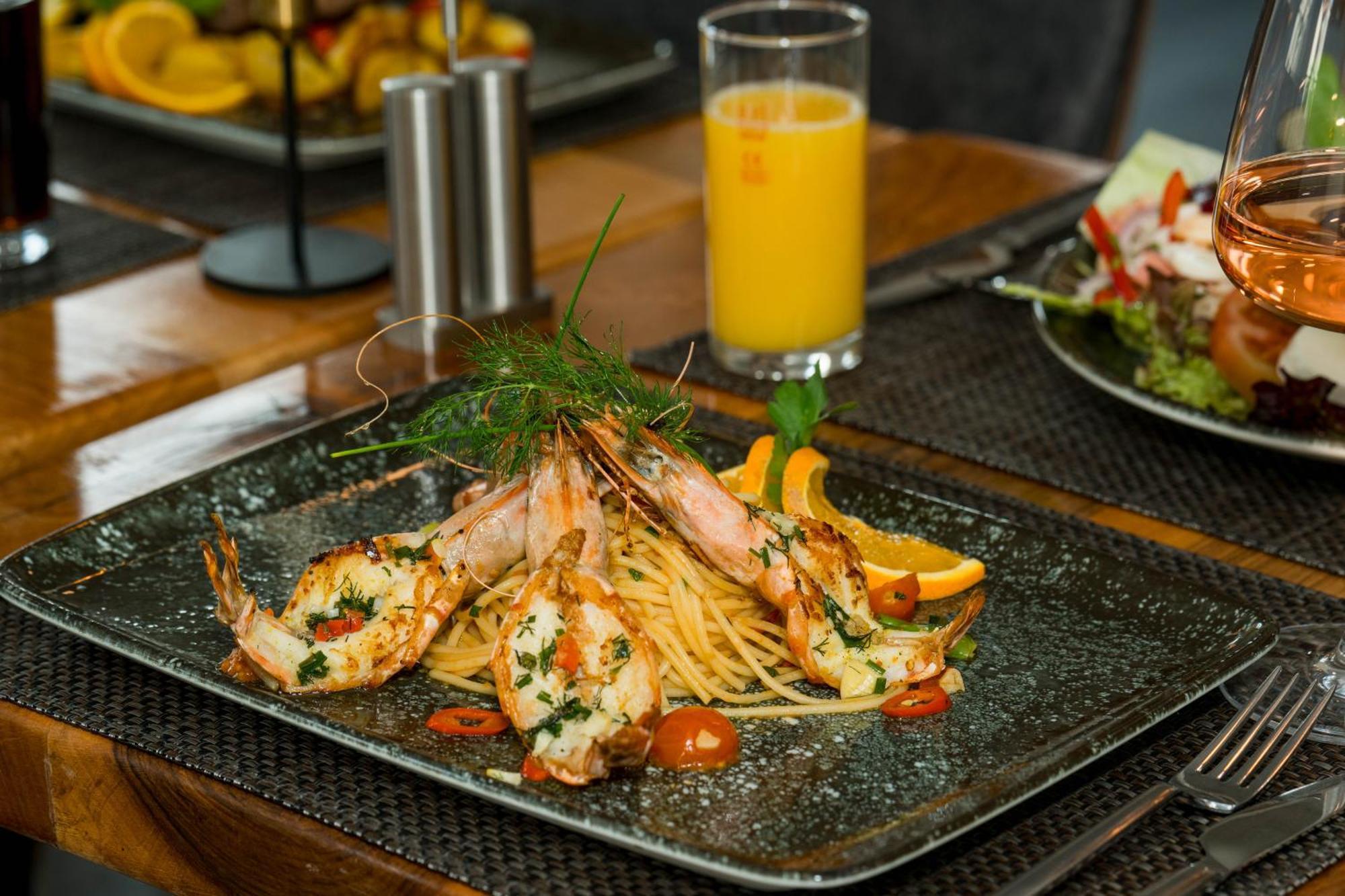 Roca Restaurant Und Hotel Bommersheim Bagian luar foto