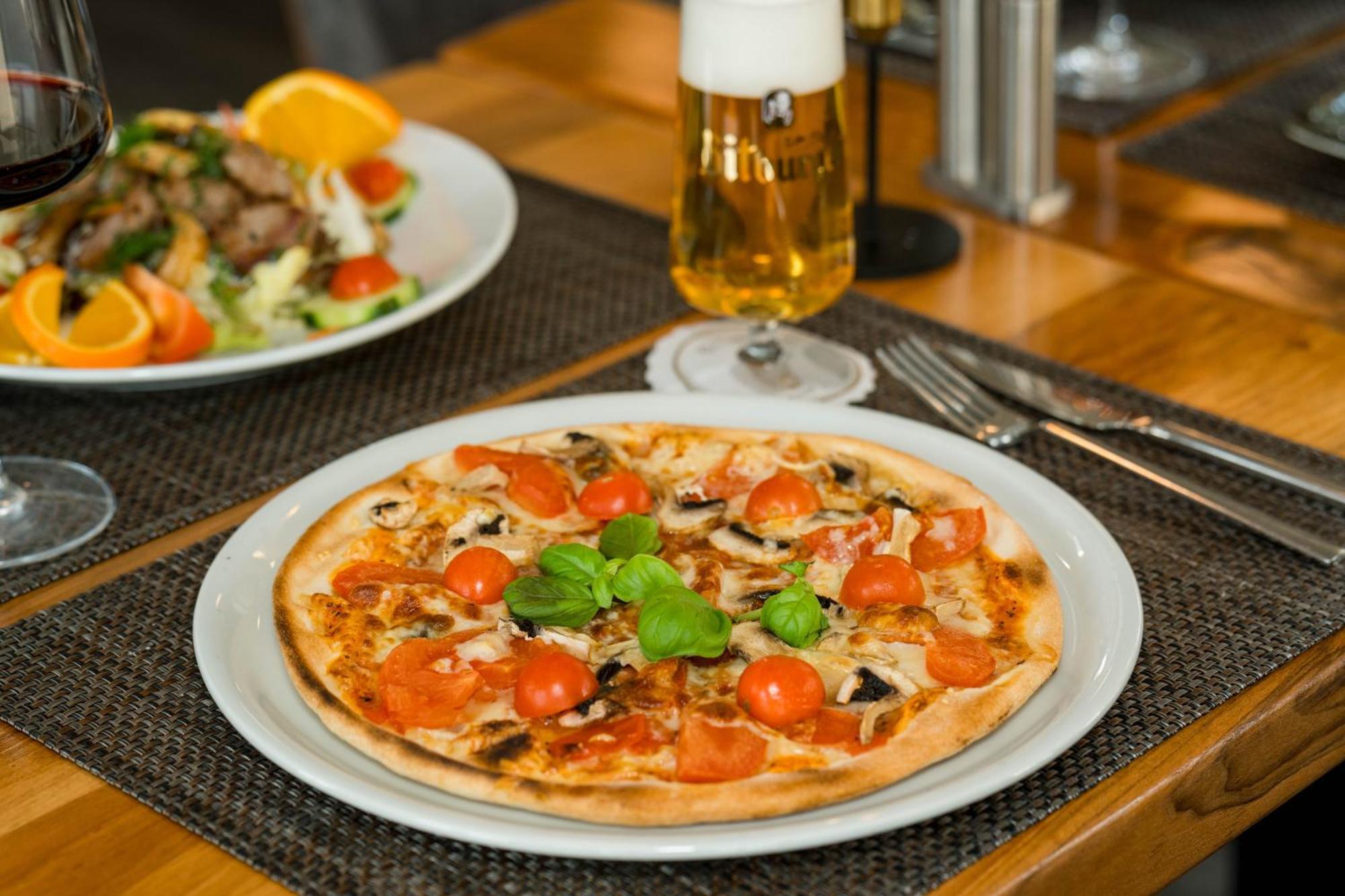 Roca Restaurant Und Hotel Bommersheim Bagian luar foto