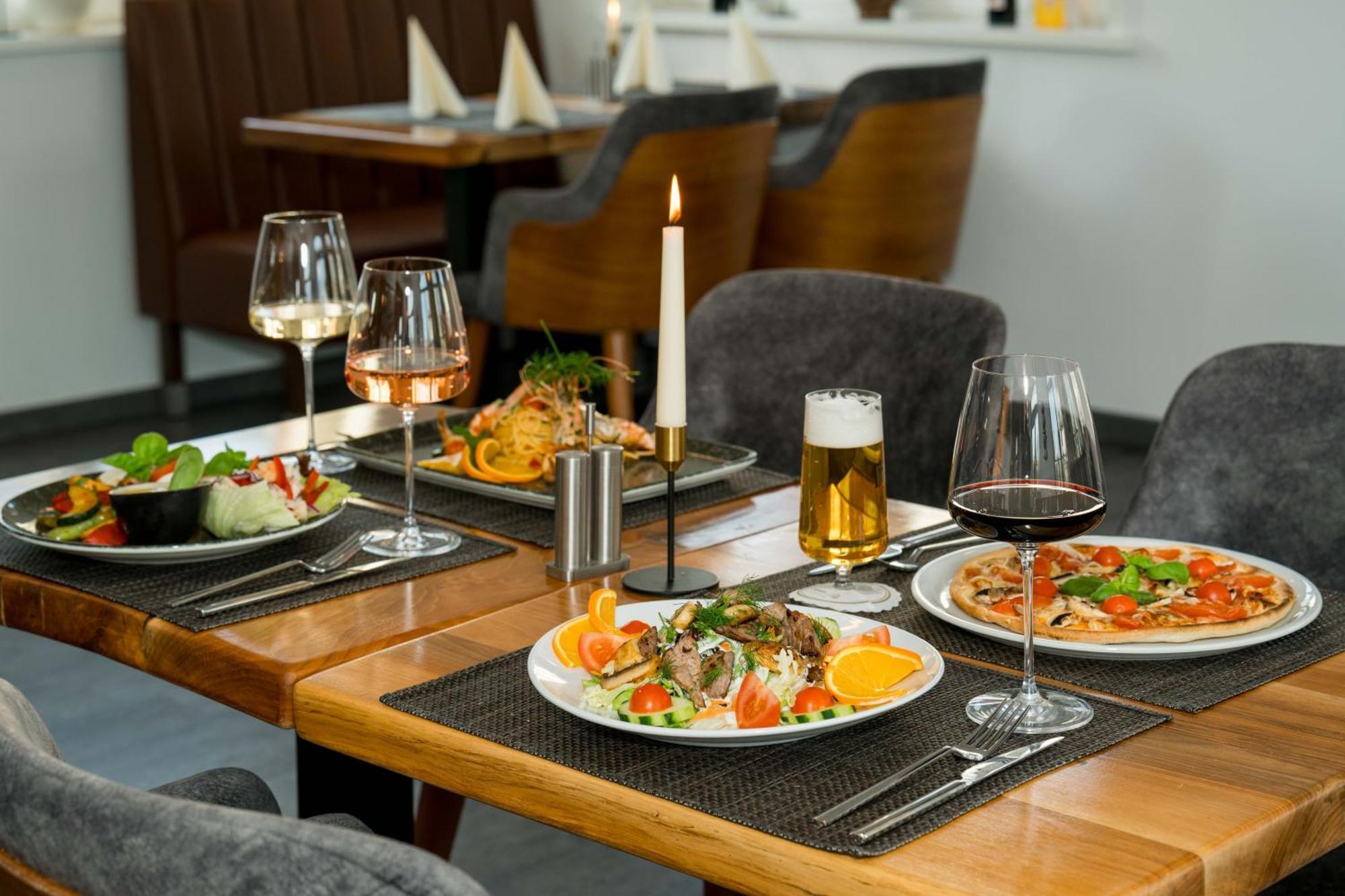Roca Restaurant Und Hotel Bommersheim Bagian luar foto