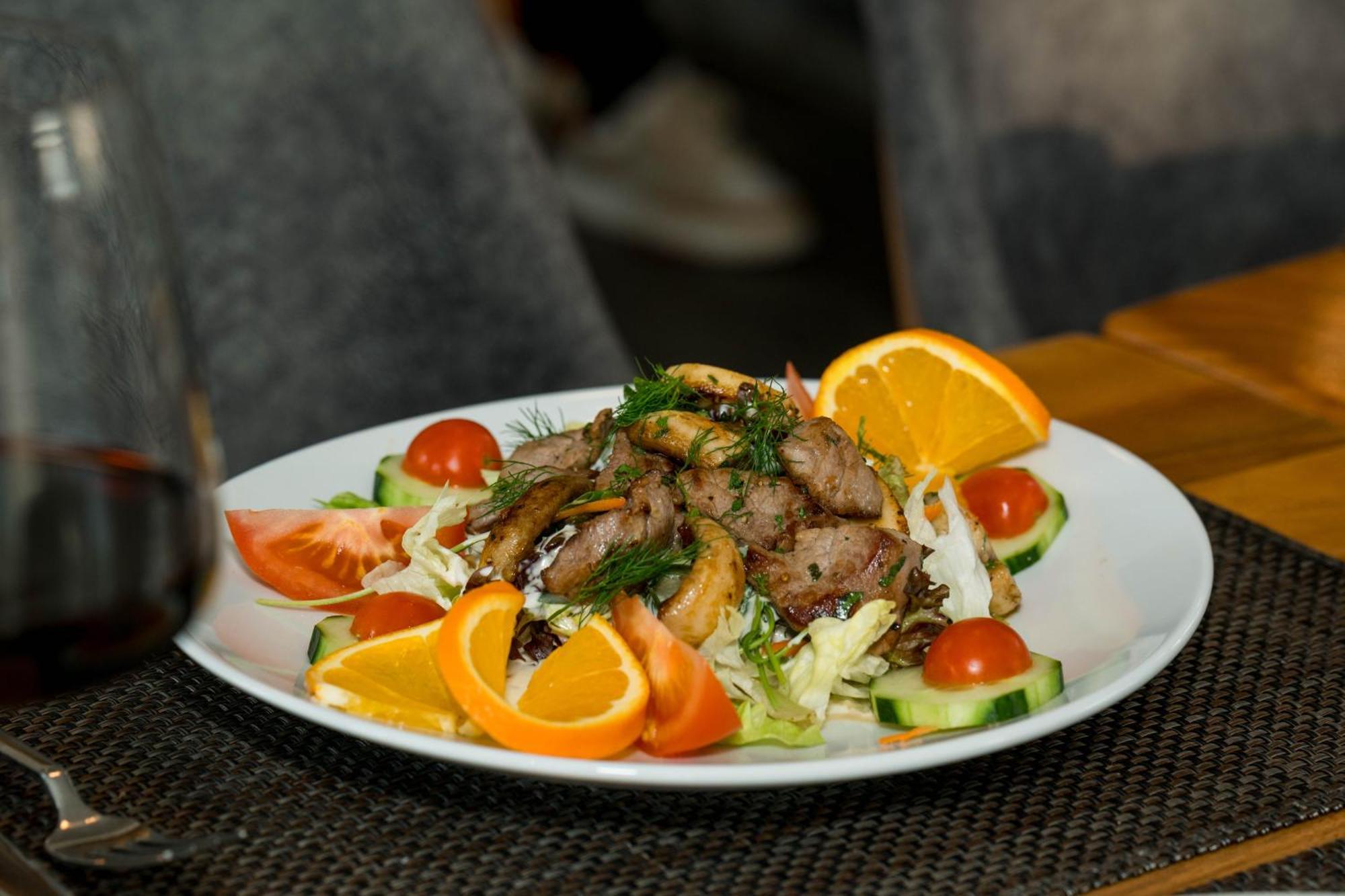 Roca Restaurant Und Hotel Bommersheim Bagian luar foto