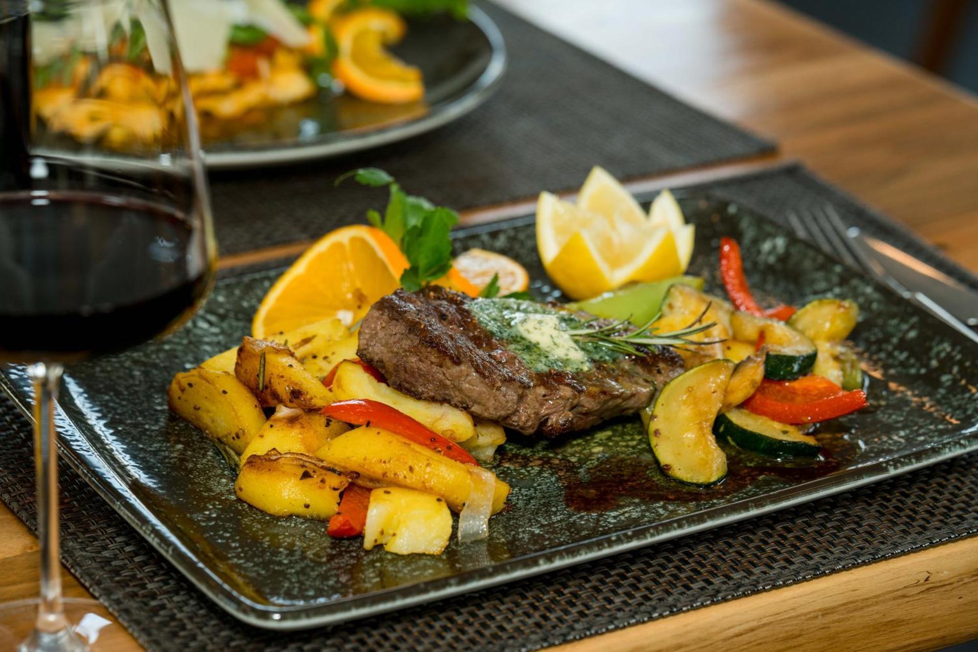Roca Restaurant Und Hotel Bommersheim Bagian luar foto