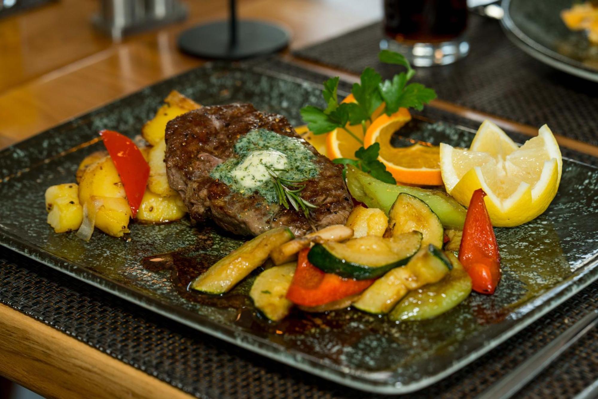 Roca Restaurant Und Hotel Bommersheim Bagian luar foto
