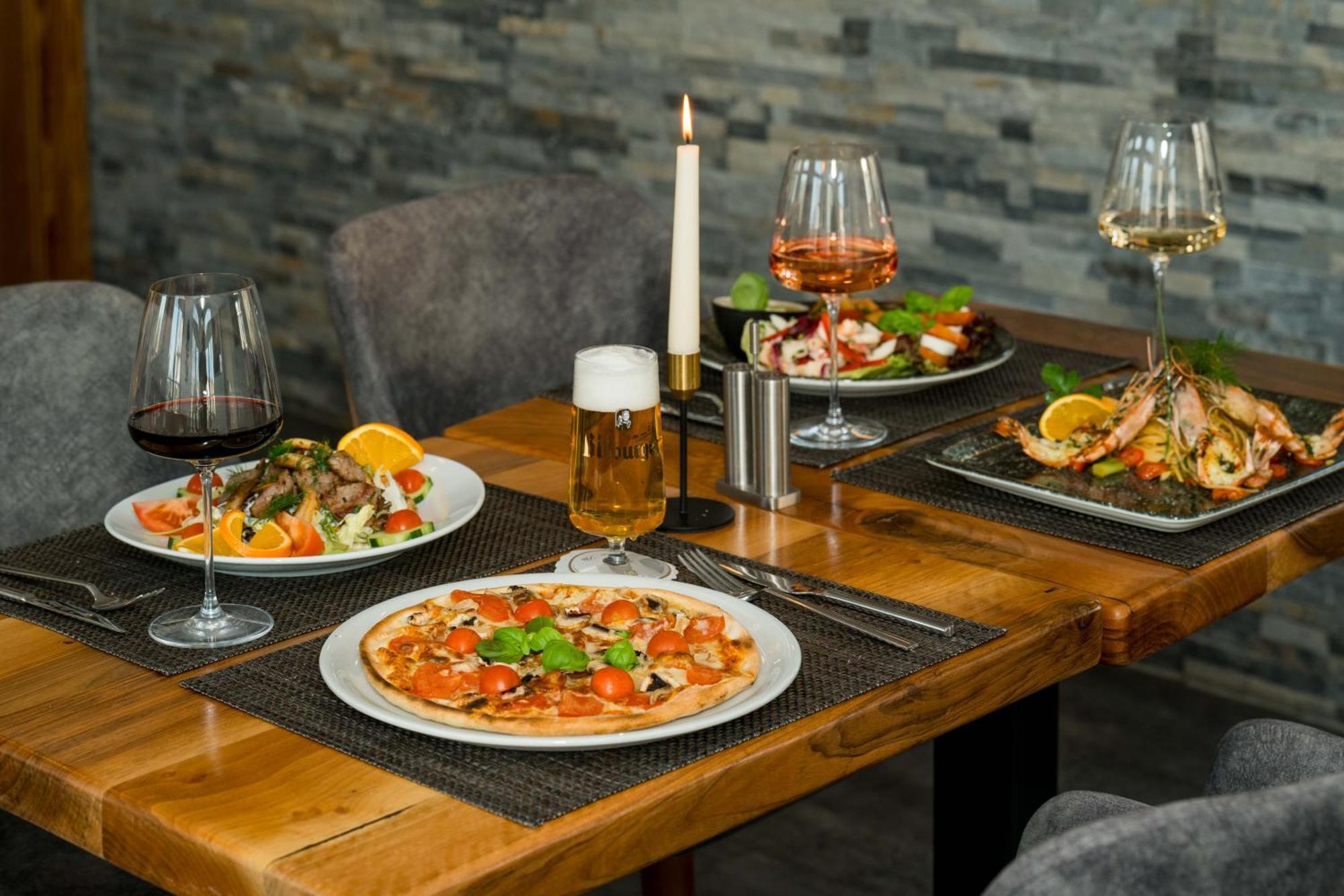 Roca Restaurant Und Hotel Bommersheim Bagian luar foto