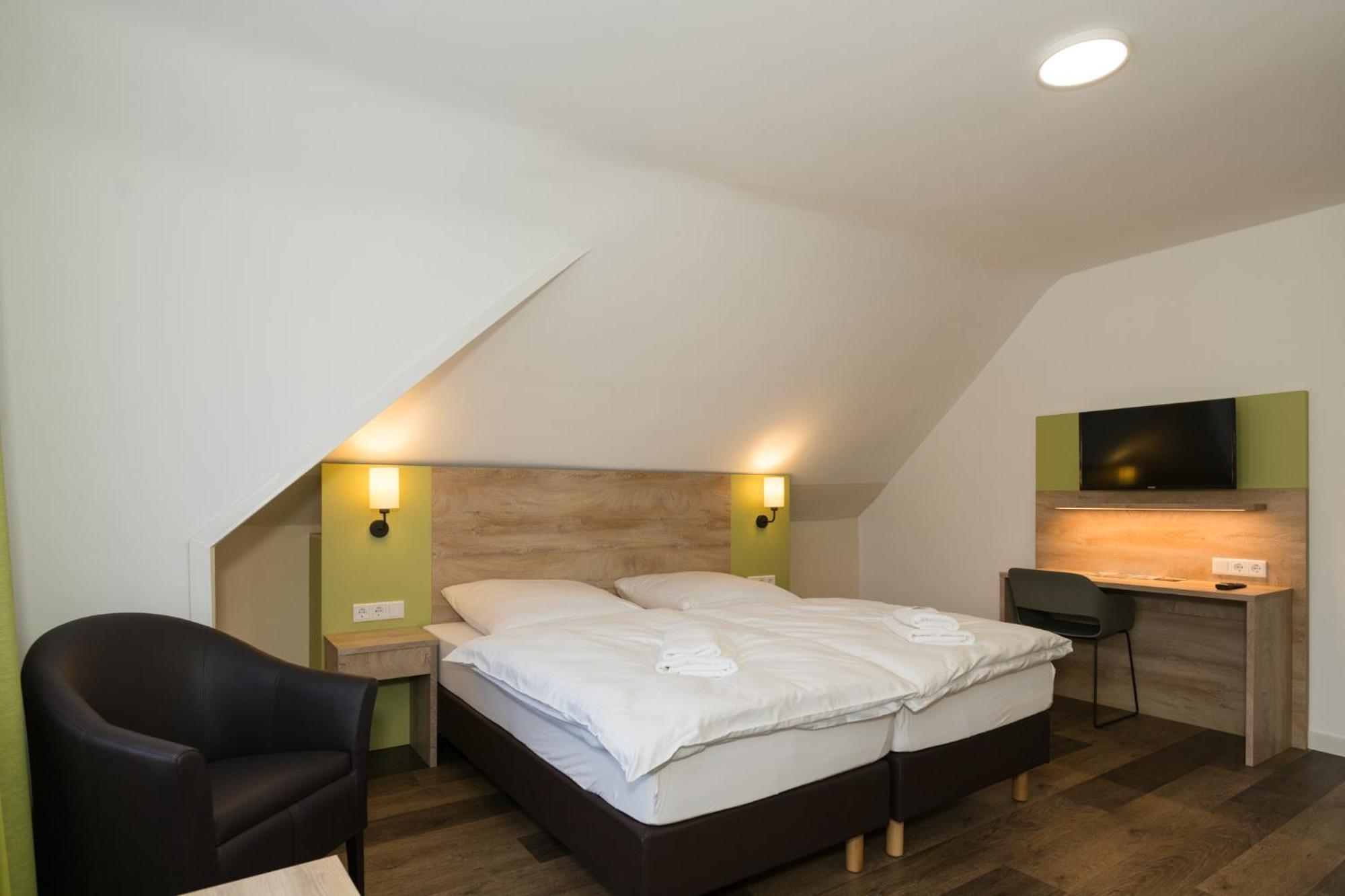 Roca Restaurant Und Hotel Bommersheim Bagian luar foto