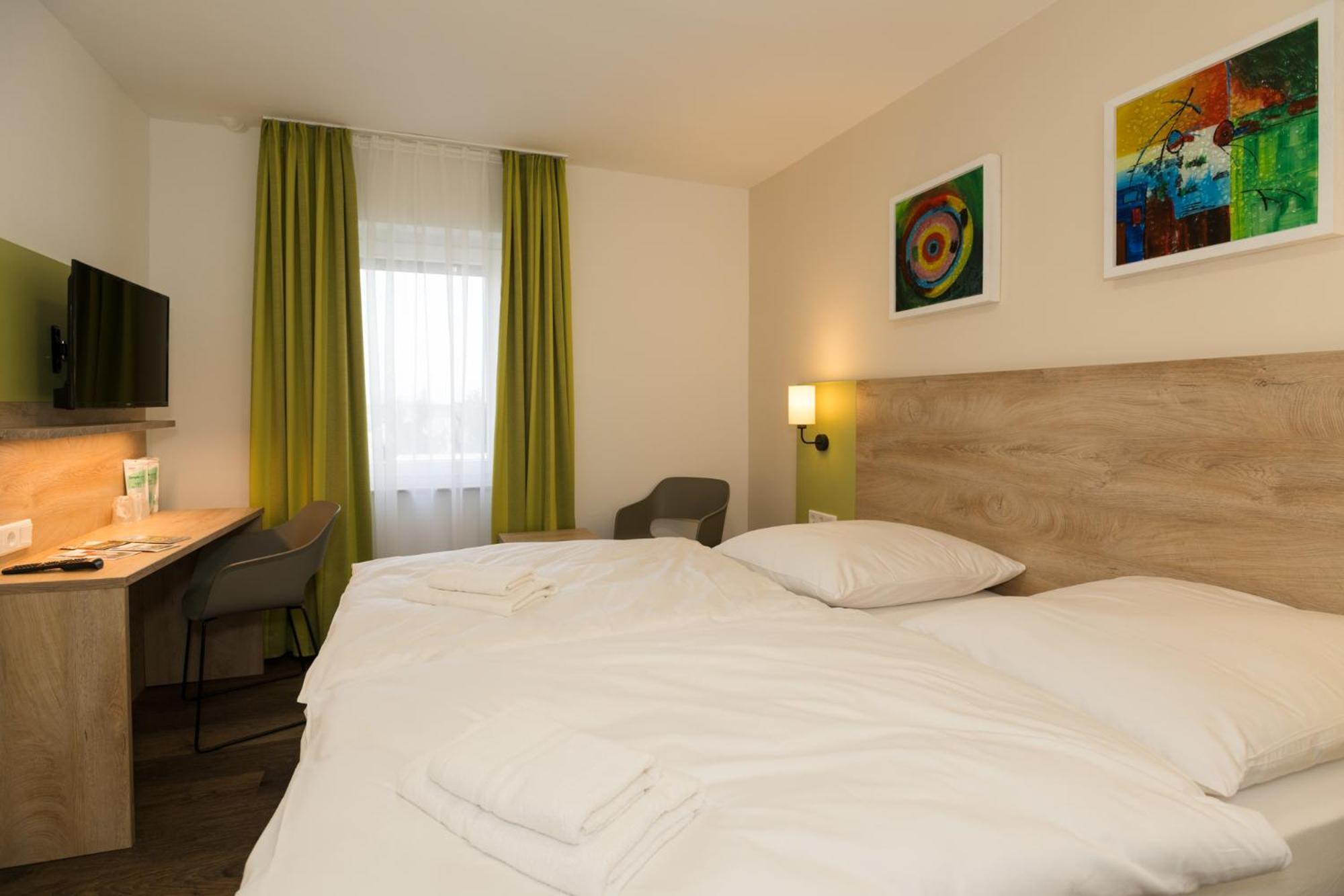 Roca Restaurant Und Hotel Bommersheim Bagian luar foto