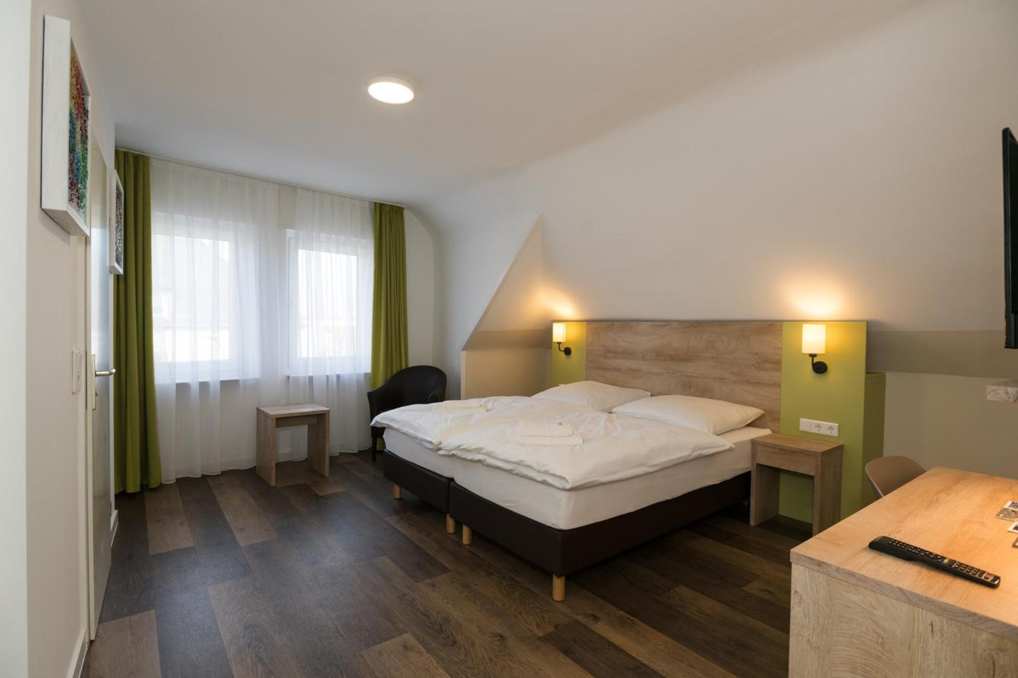 Roca Restaurant Und Hotel Bommersheim Bagian luar foto