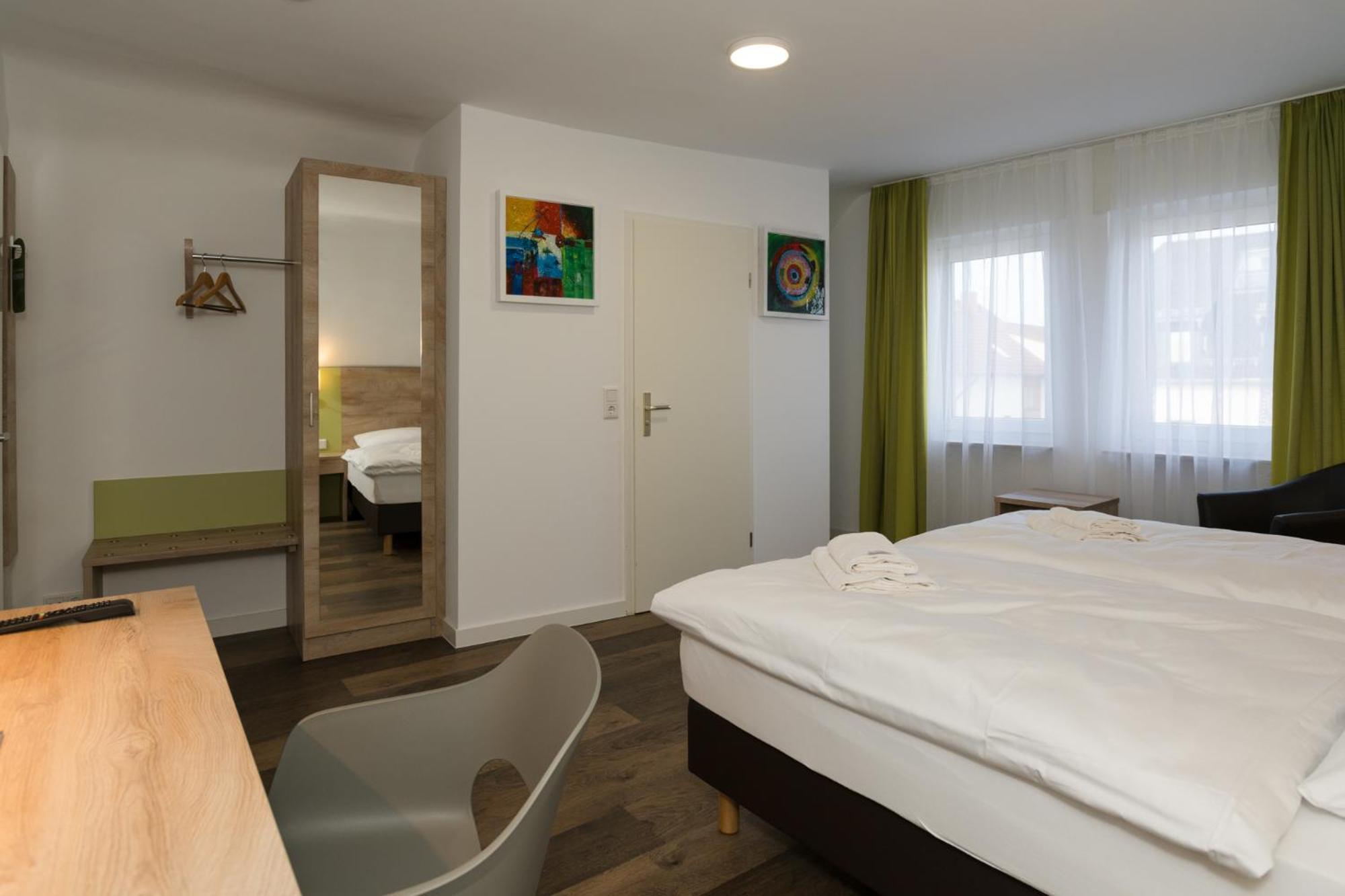 Roca Restaurant Und Hotel Bommersheim Bagian luar foto