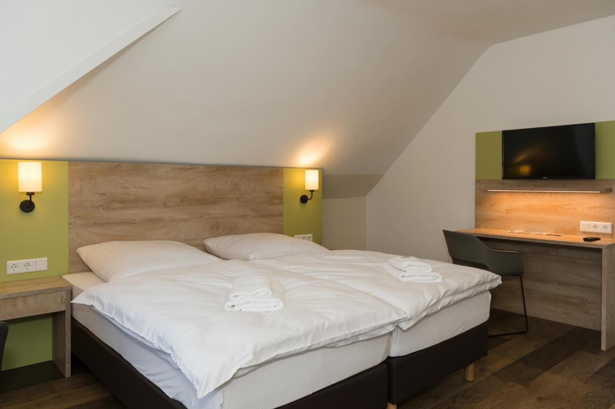 Roca Restaurant Und Hotel Bommersheim Bagian luar foto