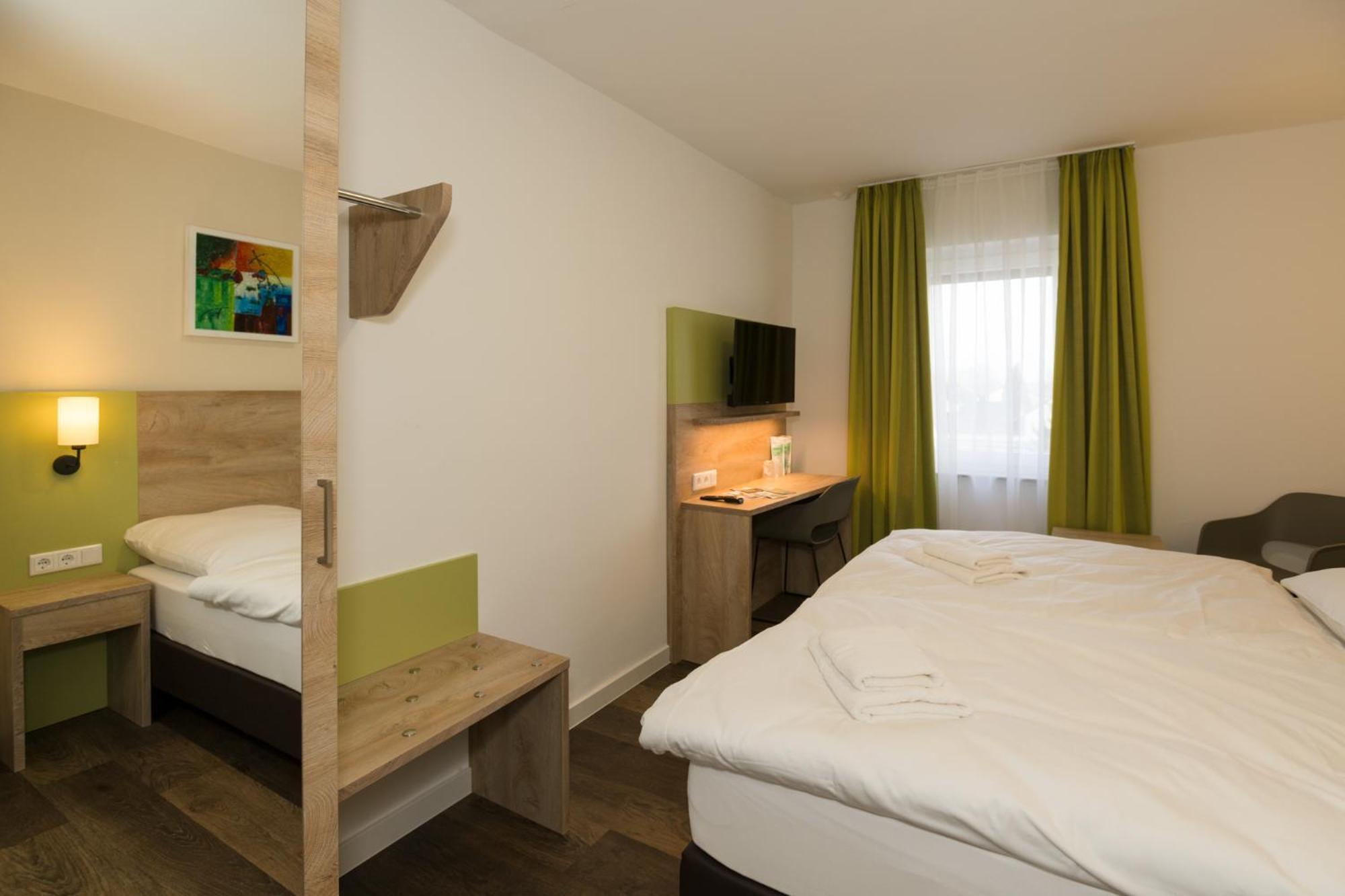 Roca Restaurant Und Hotel Bommersheim Bagian luar foto