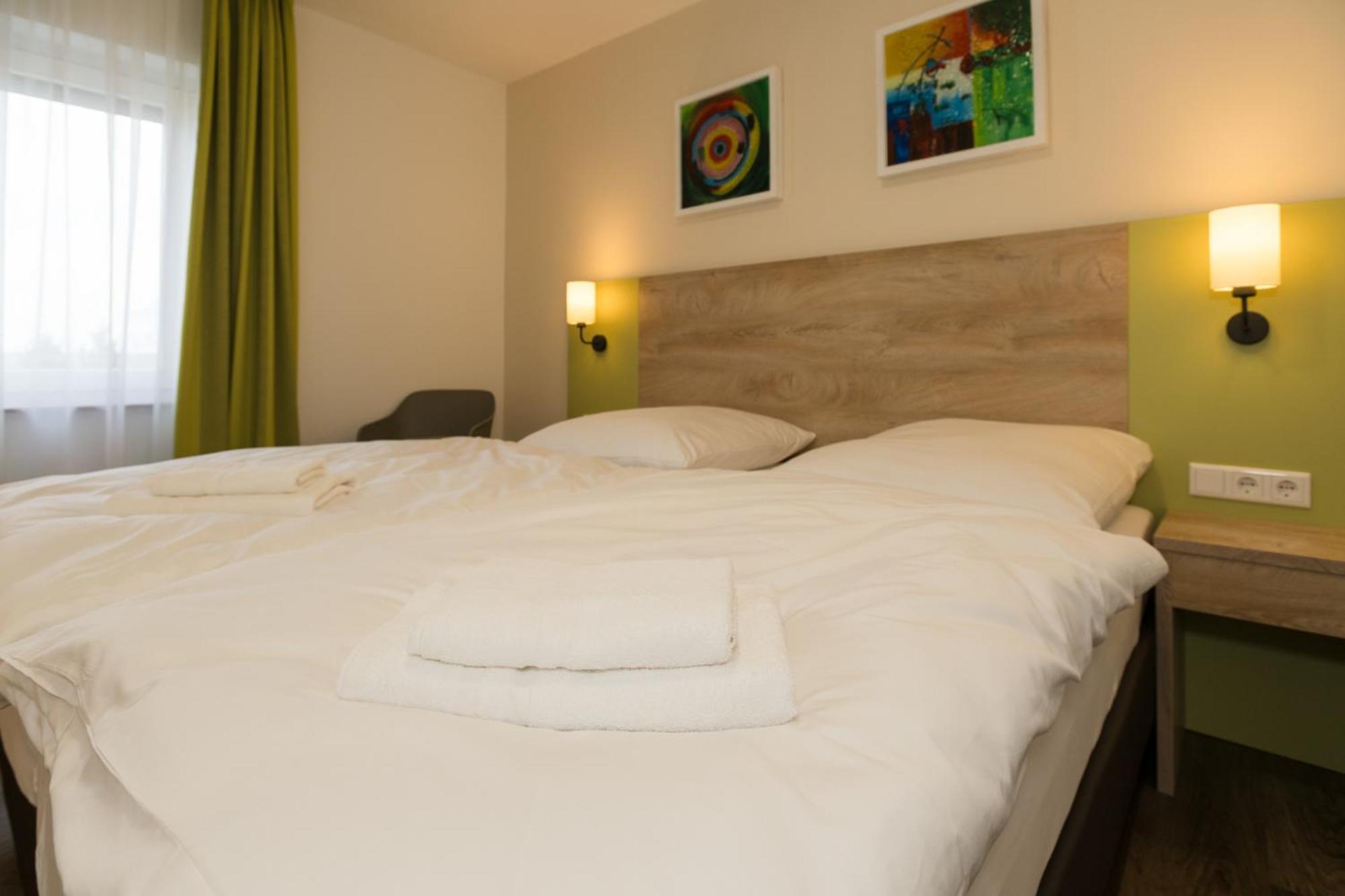 Roca Restaurant Und Hotel Bommersheim Bagian luar foto