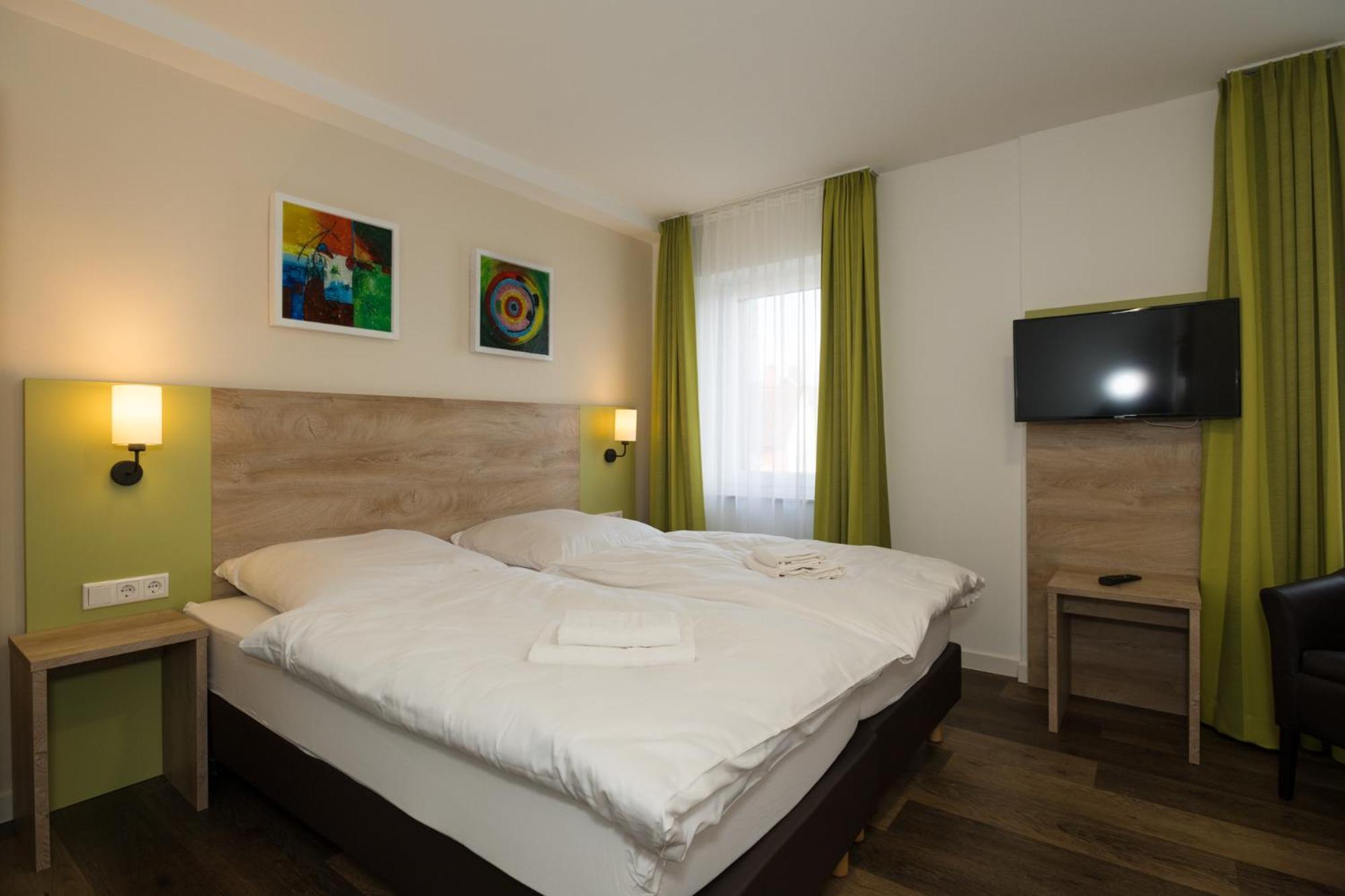 Roca Restaurant Und Hotel Bommersheim Bagian luar foto